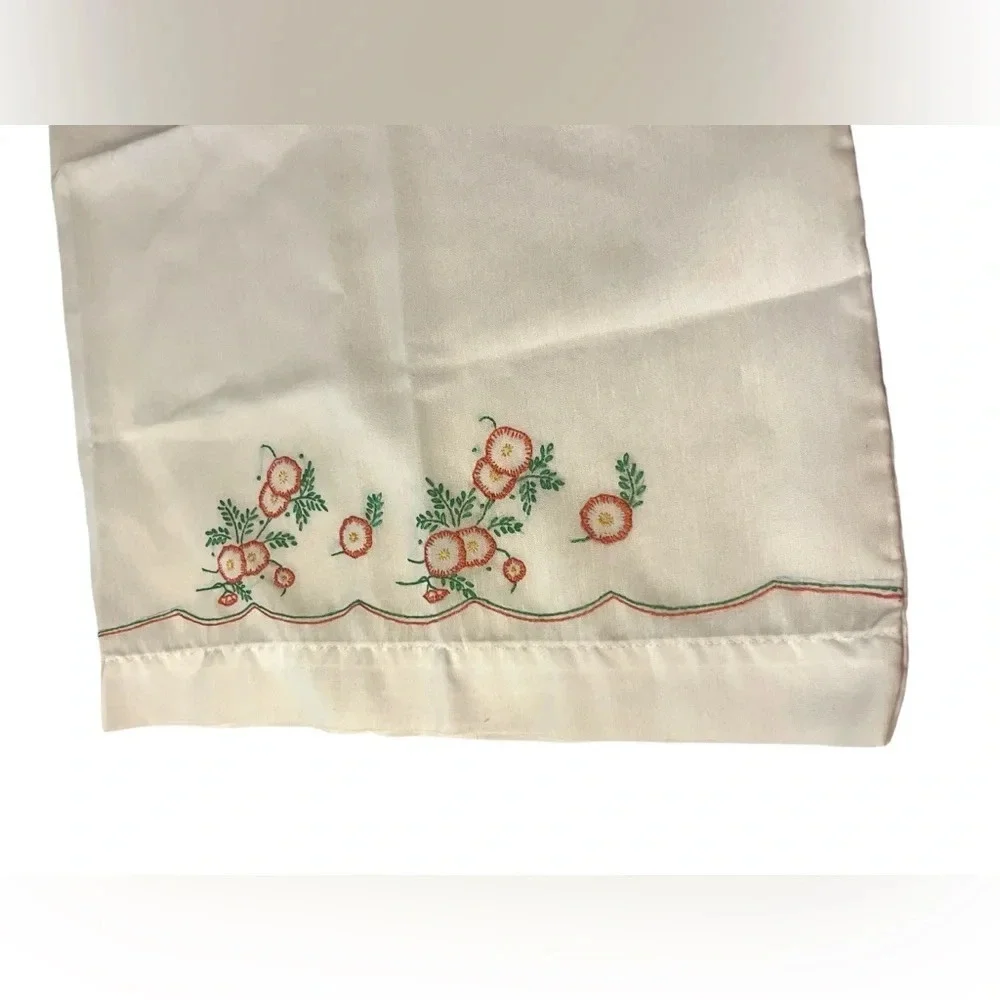 Vtg Set of 2 Handmade/Hand Embroidered/Hand Crochet Floral Pillow Cases
